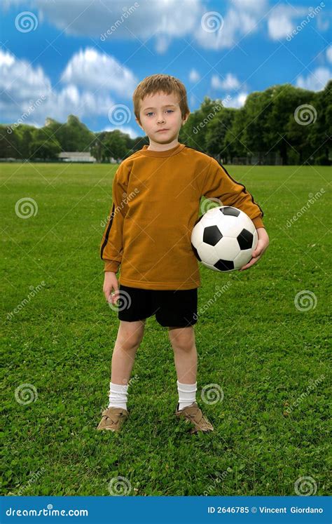 Muchacho Con El Balón De Fútbol Imagen de archivo Imagen de bola