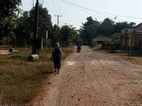 Jalan Penghubung Antar Desa Pangsor Sumurgintung Kecamatan Pagaden