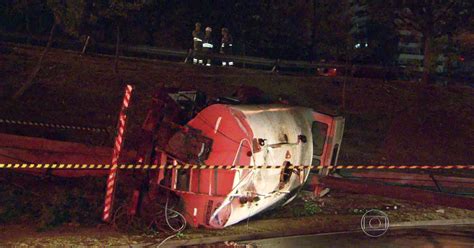 G1 Caminhão tomba e derruba árvore e poste na Barra Zona Oeste do