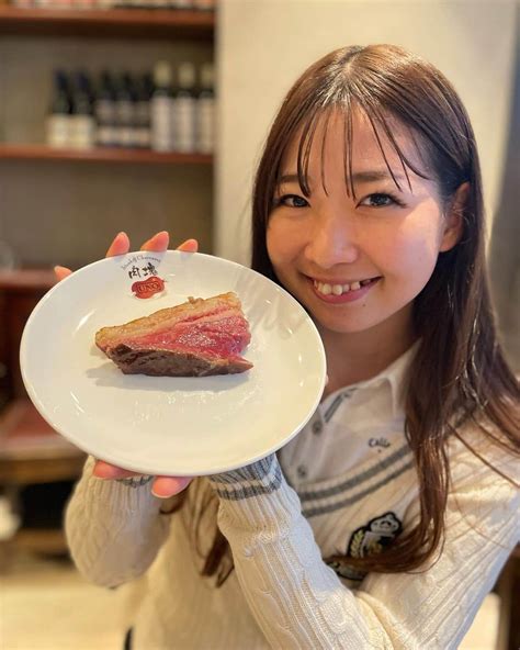 江原詩織さんのインスタグラム写真 江原詩織instagram「皆さんこんにちは🍽 ゴルフの後は何を食べたいですか？ 私は肉です🍖🍖🍖🍖