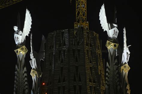 La Sagrada Familia De Barcelona Bendice E Ilumina Sus Nuevas Torres