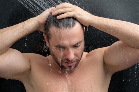 Hombre Con Ducha Matutina El Pelo Lavado Bajo El Agua Que Cae Del