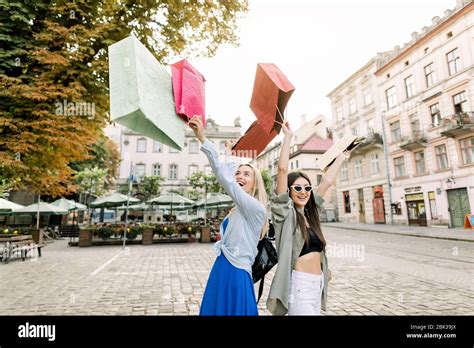 Deux Filles Se Promener Dans La Rue Banque Dimage Et Photos Alamy