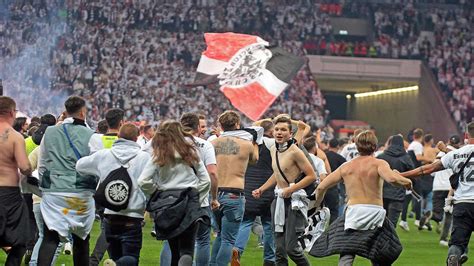 Eintracht Frankfurt Fans Flippen Aus Vor Freude Nach Einzug Ins Finale Der Europa League