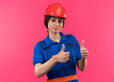 Mulher Jovem Construtora Satisfeita De Uniforme Mostrando Os Polegares