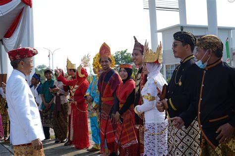 Foto Itera Rayakan Hari Kemerdekaan Ke Ri Dengan Parade Pakaian Adat