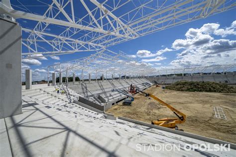 Metalowa konstrukcja dachu na Stadionie Opolskim już prawie w komplecie