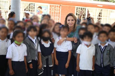 Paola Angón entrega mil 700 guías de estudio en San Pedro Cholula