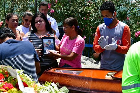 Emoção e homenagens soldado Ferrani é enterrado em Cariacica A Gazeta