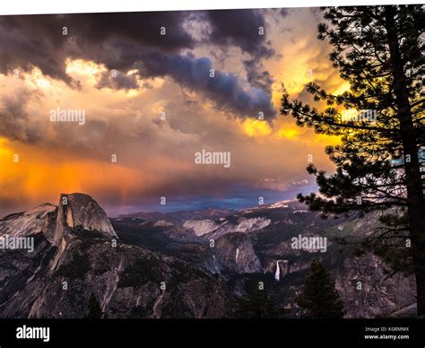 Atardecer En Half Dome En El Parque Nacional Yosemite En California