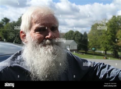 Homme Avec Une Longue Barbe Blanche Banque De Photographies Et Dimages