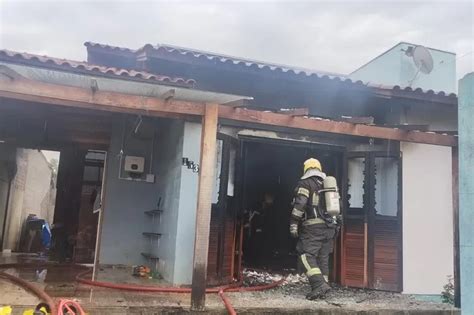 Casa Em Taquara Atingida Por Raio E Pega Fogo