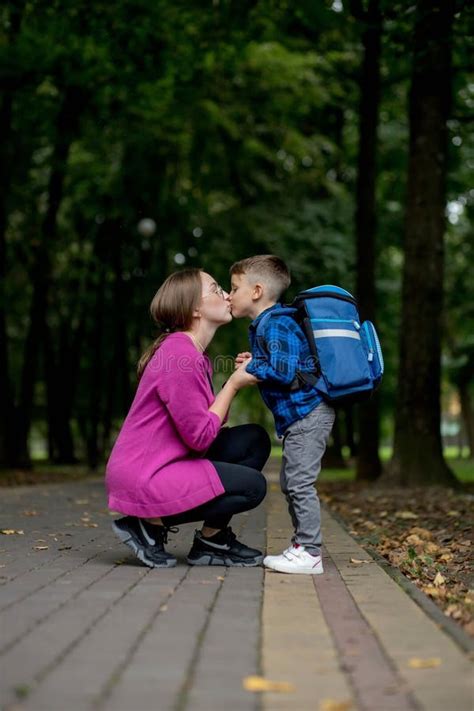 Junge Mutter Nimmt Ihren Aufgeregten Sohn Der Ersten Klasse Auf Dem Weg