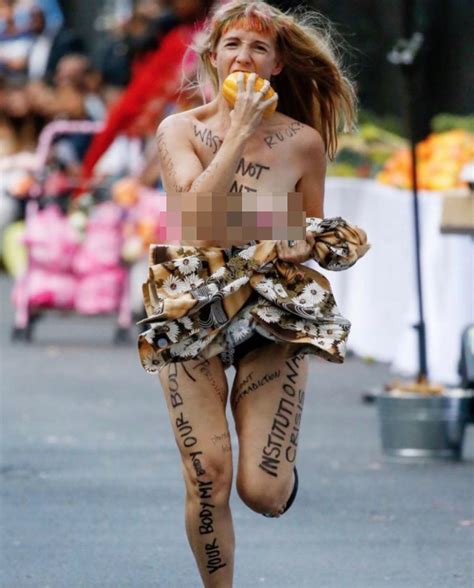 Dàn người mẫu bán nude mặc nội y diễn thời trang trên đường phố