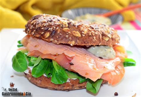 Receta de bagel de salmón ahumado a la llama con salsa tártara ligera