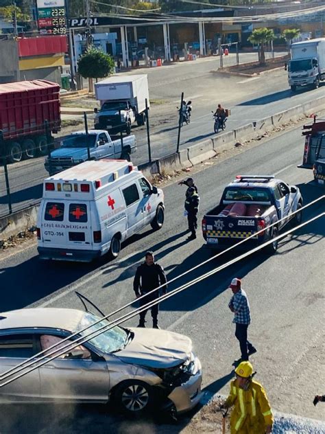 Salvatierra Pareja Sufre Fuerte Accidente En La Salida A Celaya Al