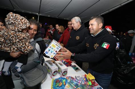 Familias de Saltillo disfrutan el Desfile Navideño de la Comisaría de