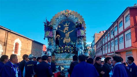 En Puno miles de fieles celebran con devoción y fe el tercer recorrido