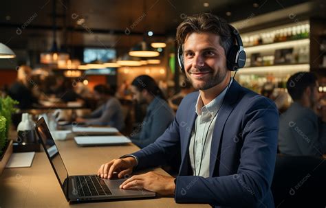 Representante De Atendimento Ao Cliente Masculino Terno Fone De