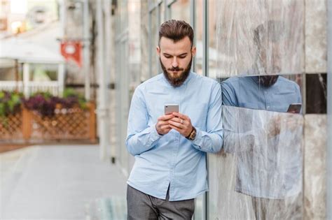 Joven Usando Tel Fono Inteligente Al Aire Libre Foto Gratis