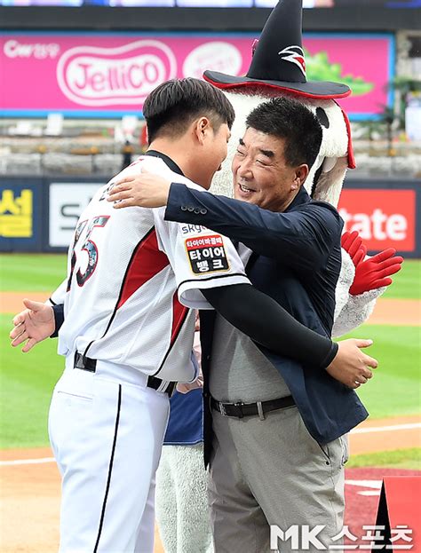 이진영 은퇴식 아버지와 뜨거운 포옹 Mk포토 Mk스포츠