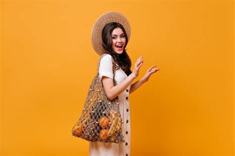 Femme élégante Aux Cheveux Ondulés Pose Avec Sac écologique Avec Des