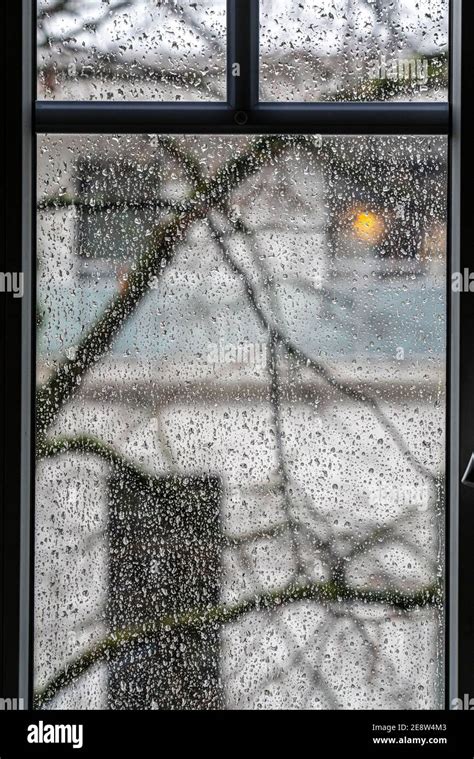 El Tiempo Lluvioso Gotas De Lluvia En Un Cristal De La Ventana