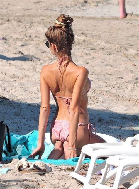 Cathy Hummels plajda durmadan bikini değiştirdi Magazin Haberleri