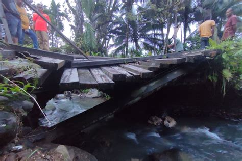 Rumah Terkena Material Tanah Longsor Di Agam Antara Sumbar