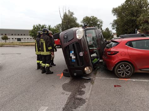 Incidente A San Giorgio Di Nogaro Auto Si Ribalta Dopo Lo Scontro Un