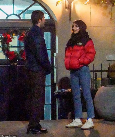 Emily Ratajkowski Scores Again Model Enjoys Hot Date With Artist Jack