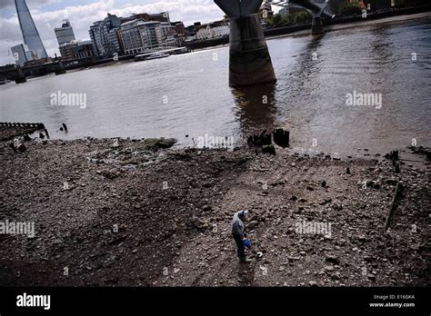 Cleaning The River Thames Stock Photos And Cleaning The River Thames