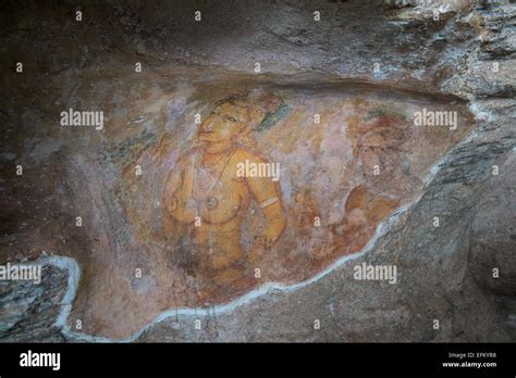 Antiguos Frescos De Doncellas En La Pared De La Cueva En La Roca De