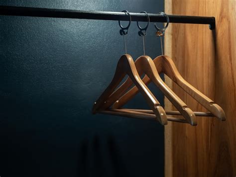 Tres Perchas De Madera Vac As Sin Camisas O Vestidos Colgados En Un