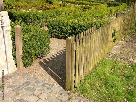 Foto De Lattenzaun Aus Holz Mit Offener Gartenpforte Bei Sonnenschein