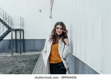 Стоковая фотография 2211267257 Fashion Pretty Brunette Woman Model