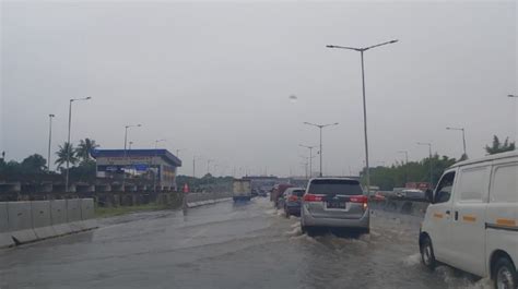 Ada Genangan Air Di Tol Jorr Lalin Ke Arah Serpong Dan Bsd Macet