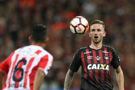 Flamengo Pretende Aumentar Oferta Ao Athletico Por L O Pereira