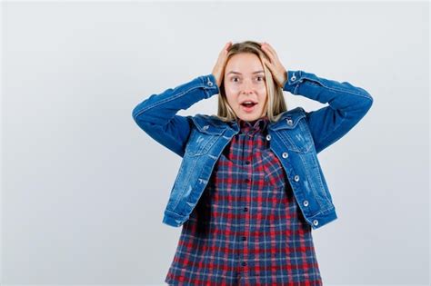 Jeune femme blonde charmante isolée Photo Gratuite