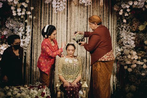 Ini Bedanya Ritual Siraman Adat Jawa Dan Sunda Bridestory Blog