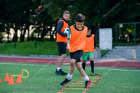 Entrenador De F Tbol Profesional Observa A Sus Alumnos Realizar