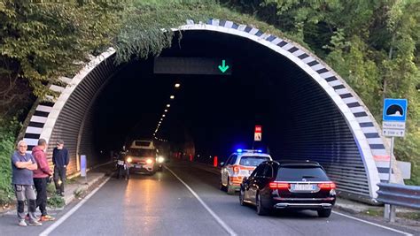 NUOVA LECCO BALLABIO INCIDENTE AUTO MOTO STRADA CHIUSA IN DISCESA