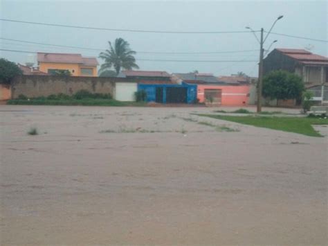 G1 Temporal alaga ruas e água invade casas em Luís Eduardo Magalhães