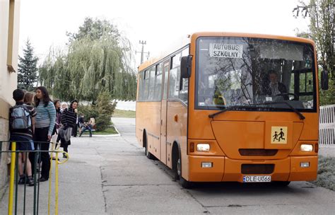 Z Uczennic Przed Autobusem Szkolnym Telegraph