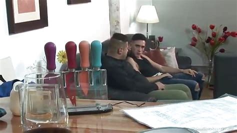 Un tío pilla masturbándose a su compañera de piso y PORN