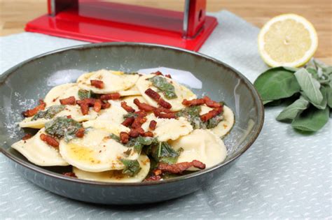 Pompoen Ravioli Met Spekjes En Boter Salie Saus Knoeien Met Inge