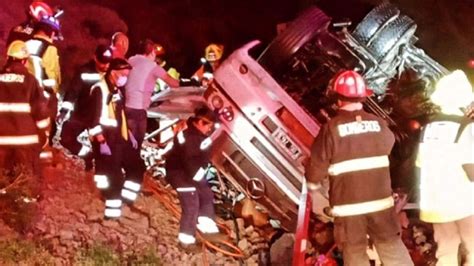 Impactante vuelco de un camión en Alta Montaña del lado chileno dejó