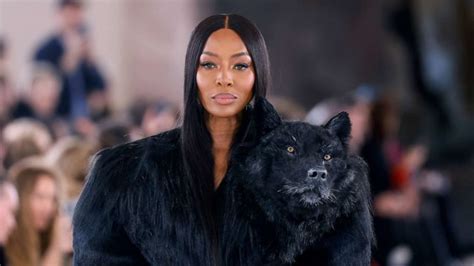 La petite fille a reçu un petit frère Naomi Campbell devient maman