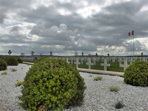 Neuilly Saint Front national cemetery Chemins de mémoire