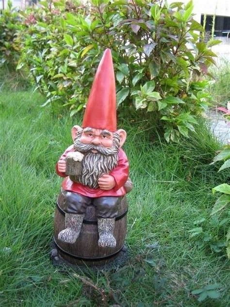 Strange And Unusual Garden Gnomes Pics Garden Gnomes Funny